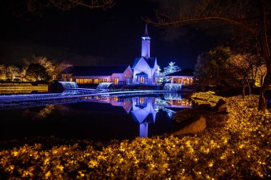 Mie, Japan - Aralık 2018: Landmark Nabana yok Sato bahçe su ve led yansıma ışık ile Nagaşima alanda ışık aydınlatma ile gece