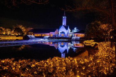 Mie, Japan - Aralık 2018: Landmark Nabana yok Sato bahçe su ve led yansıma ışık ile Nagaşima alanda ışık aydınlatma ile gece