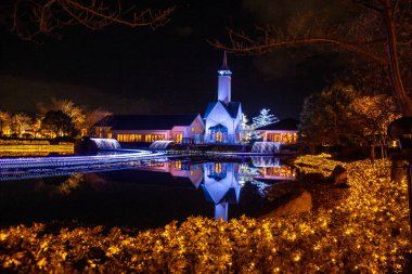 Mie, Japan - Aralık 2018: Landmark Nabana yok Sato bahçe su ve led yansıma ışık ile Nagaşima alanda ışık aydınlatma ile gece