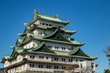 Nagoya Kalesi yeşil çatı ile Japonya'da ünlü bir kale olduğunu. 