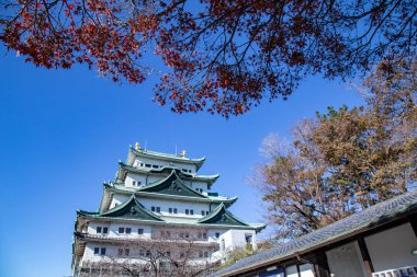 Nagoya Kalesi yeşil çatı ile Japonya'da ünlü bir kale olduğunu. 