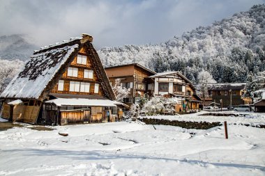 Gifu, Japonya - Aralık 2018: Geleneksel ev Gassho tarzı ve bir Unesco Dünya mirası siteleri, Gifu, Japonya gibi Kışın kar örtüsü ile Shirakawa-go köyü çevresinde gezi