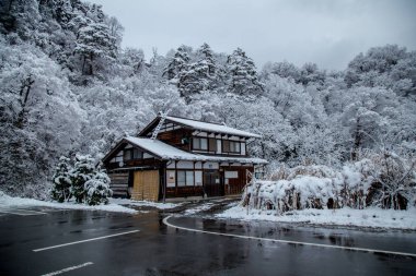 Geleneksel ev Gassho tarzı Unesco Dünya Mirasları Shirakawa-go köyü bölgesinde Kışın kar örtüsü birini bulun Gifu, Japonya