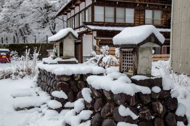 Kışın Shirakawa-go köyü. Geleneksel Gu Hanesi tarzı ve UNESCO dünya mirası alanlarından biri olan Gifu, Japonya.