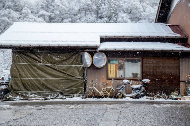 Kışın Shirakawa-go köyü. Geleneksel Gu Hanesi tarzı ve UNESCO dünya mirası alanlarından biri olan Gifu, Japonya.