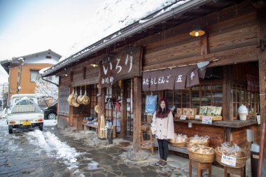 Kışın Shirakawa-go köyü. Geleneksel Gu Hanesi tarzı ve UNESCO dünya mirası alanlarından biri olan Gifu, Japonya.