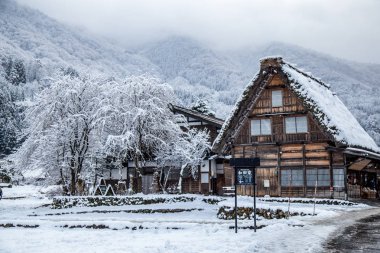 Gifu, Japonya - Aralık 2018: Geleneksel turizm bilgi merkezi Gassho tarzı bir UNESCO Dünya Mirasları Shirakawa-go köyü bölgesinde Kışın kar örtüsü Gifu, Japonya bulun