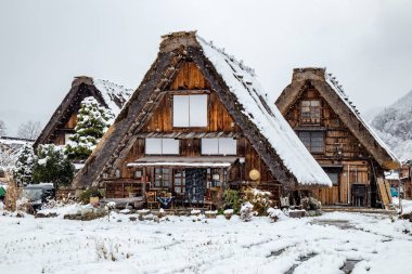 Geleneksel ev Gassho tarzı ve bir Unesco Dünya mirası siteleri, Gifu, Japonya dahil olmak üzere kış kar örtüsü ile Shirakawa-go köyü çevresinde gezi