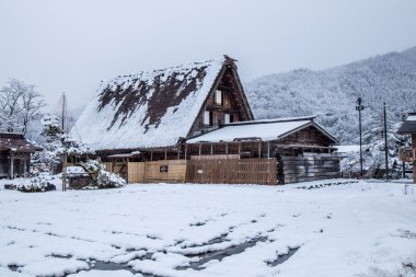 Gifu, Japonya - Aralık 2018: Geleneksel ev Gassho stil Unesco Dünya Mirasları Shirakawa-go köyü bölgesinde Kışın kar örtüsü birini bulun Gifu, Japonya