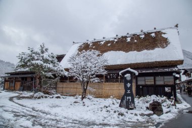 Gifu, Japonya - Aralık 2018: Geleneksel ev Gassho stil Unesco Dünya Mirasları Shirakawa-go köyü bölgesinde Kışın kar örtüsü birini bulun Gifu, Japonya