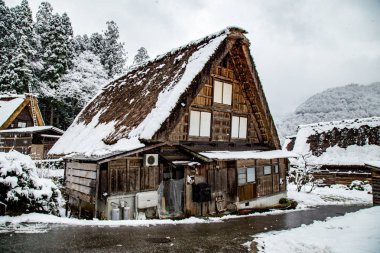 Geleneksel ev Gassho tarzı Unesco Dünya Mirasları Shirakawa-go köyü bölgesinde Kışın kar örtüsü birini bulun Gifu, Japonya