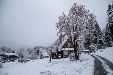 Geleneksel ev Gassho tarzı Unesco Dünya Mirasları Shirakawa-go köyü bölgesinde Kışın kar örtüsü birini bulun Gifu, Japonya