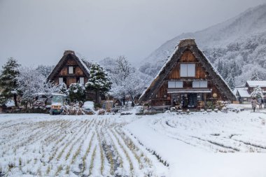 Gifu, Japonya - Aralık 2018: Geleneksel ev Gassho tarzı ve bir Unesco Dünya mirası siteleri, Gifu, Japonya gibi Kışın kar örtüsü ile Shirakawa-go köyü çevresinde gezi