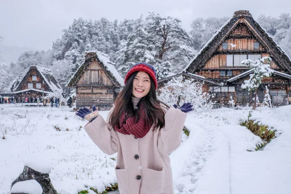 Shirakawa-go köy alanında, geleneksel ev Gassho tarzı ve bir Unesco Dünya mirası siteleri, Gifu, Japonya kar yağışı sırasında kış mutlu kız