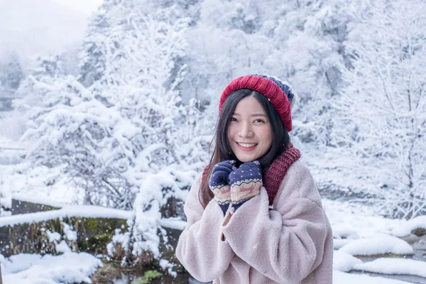 在白川乡村庄地区的快乐女孩在冬季下雪 与传统的房子 Gassho 风格和联合国教科文组织世界遗产之一 岐阜县 — 图库照片