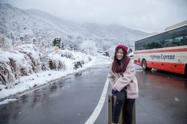 在白川乡村庄地区的快乐女孩在冬季下雪 与传统的房子 Gassho 风格和联合国教科文组织世界遗产之一 岐阜县 — 图库照片