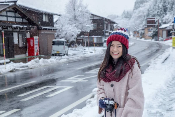 Boldog Lány Shirakawa Village Területén Téli Hagyományos Ház Gassho Stílusú — Stock Fotó