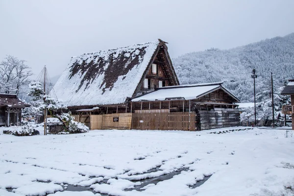 2018 전통적인 Gassho 스타일 겨울에 덮개와 시라카와 지역에서 유네스코 사이트 — 스톡 사진