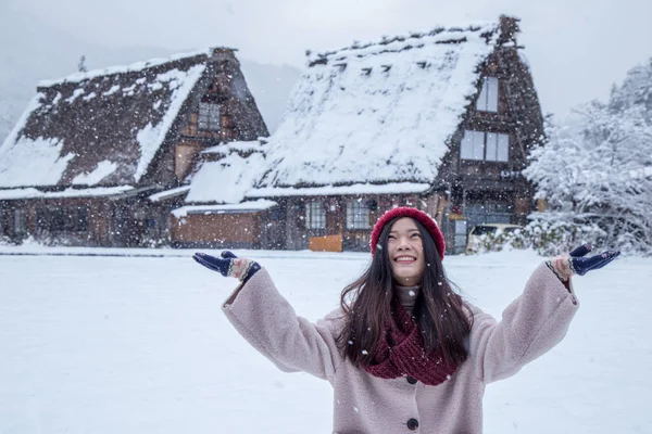 Щаслива Дівчина Районі Села Сіракава Зиму Під Час Сніг Традиційними — стокове фото