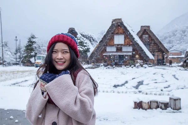 Щаслива Дівчина Посмішку Під Час Сніг Селі Сіракава Зимовий Період — стокове фото