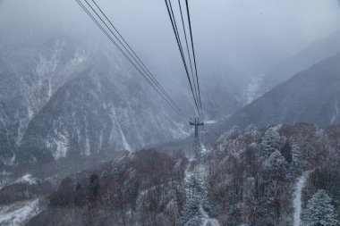 Shinhotaka teleferik (Shin-Hotaka), teleferik istasyonuna Takayama, Gifu, Japonya Kışın kar yağışı sırasında