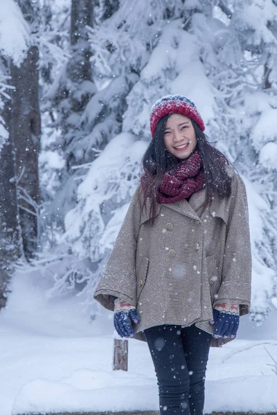 Portrét Ženy Červenými Vlna Hat Cítil Velmi Šťastný Zima Pod — Stock fotografie