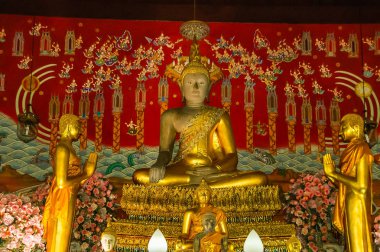 Wat Mahathat Ayutthaya, Tayland altın Buddha. Tayland Simgesel Yapı tarihi tapınakta günbatımı twilight ile.