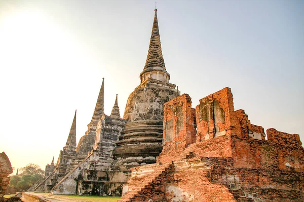 Zřícenina Wat Mahathat Ayutthaya Thajsko Dominantou Historického Chrám Thajsku Červánky — Stock fotografie