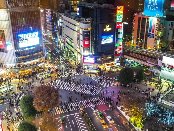 2018 夜にクロス通りを歩いている観光客との空中眺めからの渋谷の交差 日本の目的地の一つ — ストック写真
