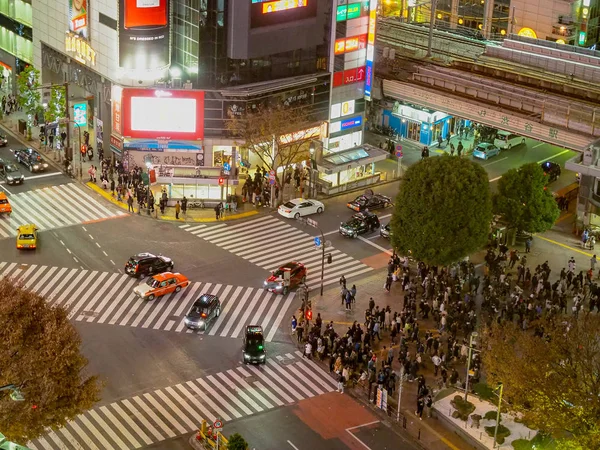 2018 夜にクロス通りを歩いている観光客との空中眺めからの渋谷の交差 日本の目的地の一つ 低速シャッタを使用した照明テクニック — ストック写真