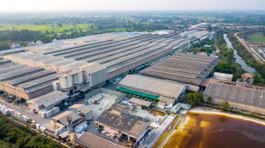 Sanayi Bölgesi ile büyük fabrika yüzeyinden dron havadan görünümü.