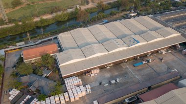 Fabrika depo çatı yüzeyinden dron havadan görünümü.