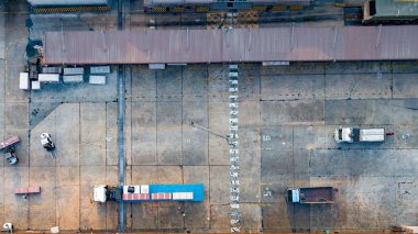 Fabrikada depo lojistik aktivitesiyle forklift taşıma uçağı havadan görünümü.