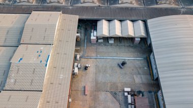 Fabrika depo çatı yüzeyinden dron havadan görünümü.