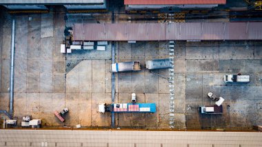 Fabrikada depo lojistik aktivitesiyle forklift taşıma uçağı havadan görünümü.