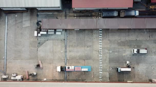 工場での倉庫物流活動の映像ドローン上空表示からのフォークリフト輸送 — ストック動画