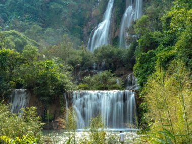 Thi lo su şelale. Tayland, en güzel şelale Tak ilinde bulun. 