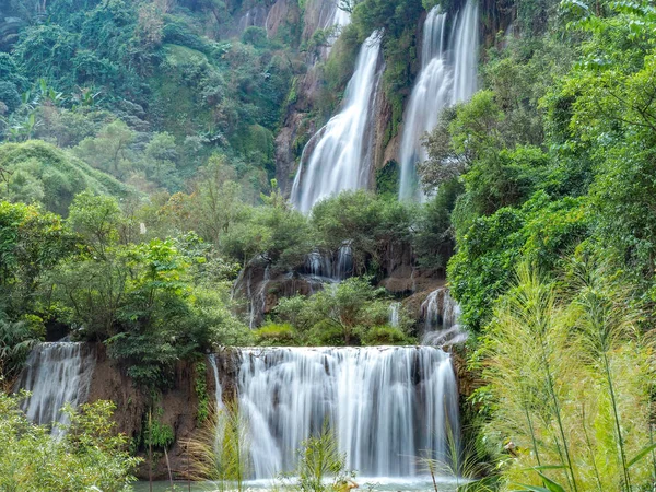 Thi lo su şelale. Tayland, en güzel şelale Tak ilinde bulun. 