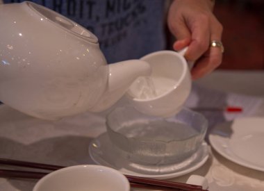 Closeup Çin Adım bakım ve sağlıklı kavramı ile çay dökün