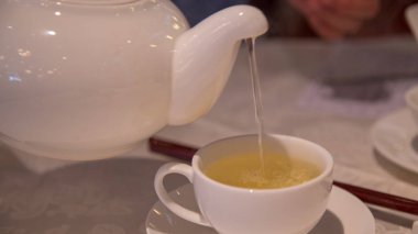 Closeup Çin Adım bakım ve sağlıklı kavramı ile çay dökün