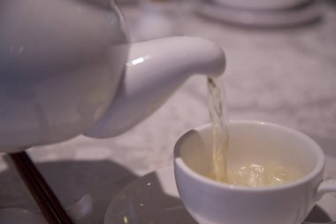 Closeup Çin Adım bakım ve sağlıklı kavramı ile çay dökün