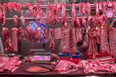 Hong Kong Adası Wan Chi Market'te Kasap dükkanında Taze Domuz ve Et