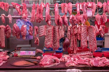 Hong Kong Adası Wan Chi Market'te Kasap dükkanında Taze Domuz ve Et