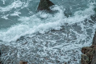 Kennedy Town, Victoria Rd., Hong Kong - Eylül 2017 - Kennedy kasabasında bulunan Sai Wan Yüzme Kulübesi'nde turist ve fotoğrafçı denize açık bir adım attı. Bir manzara Hedef Hk.