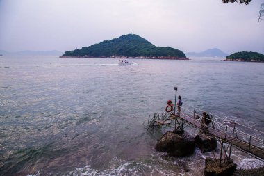 Kennedy Town, Victoria Rd., Hong Kong - Eylül 2017 - Kennedy kasabasında bulunan Sai Wan Yüzme Kulübesi'nde turist ve fotoğrafçı denize açık bir adım attı. Bir manzara Hedef Hk.