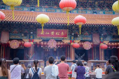 Wong Tai Sin Bölgesi, New Kowloon, Hong Kong Eylül 2018: Wong Tai Sin Tapınağı En ünlü Taoist tapınağı geleneksel bir Çin tapınağının mimarisini temsil eder..