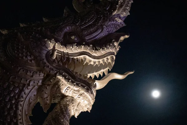 Cabeça Naga Dragão Budista Fundo Preto Lua Cheia Noite Escura — Fotografia de Stock