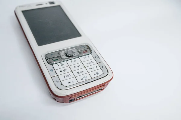 传统手机在第二代与键盘按钮和迷你黑白显示器由白色隔离模切背景 — 图库照片