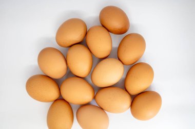 Beyaz arka plan üzerinde yumurta grubu