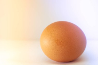 Yumurta ışık etkisi ile beyaz arka plan üzerinde izole